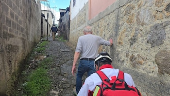 La Policía Nacional Civil detalló que el arrestado, identificado como Richard “N”, fue llevado a un hospital bajo vigilancia por problemas médicos, luego de localizar ocho matas, 22 bolsas, cuatro frascos y una balanza (Foto cortesía PNC)