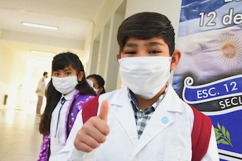 Todos los chicos con tapabocas