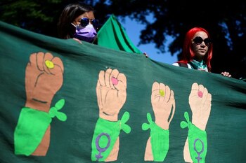 FOTO DE ARCHIVO-Mujeres sostienen una