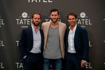 Rafa Nadal (dcha.), junto a Rudy Fernández (centro) y el consejero delegado y presidente de Mabel Capital, propietaria del grupo Tatel, Manuel Campos Guallar, en el acto celebrado en Madrid. EFE/Tatel/DeTorres Estudio