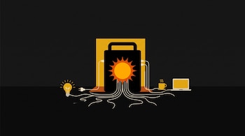 Batería portátil negra con un sol central conectada mediante cables a una bombilla encendida, una taza de café y una computadora portátil.