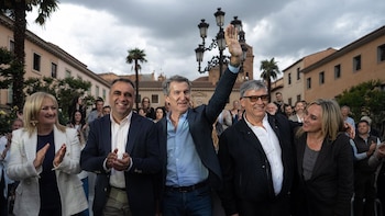 Feijóo pide una mayoría del PP para no tener "un lío" y denuncia los "chanchullos" de Montero con fondos europeos