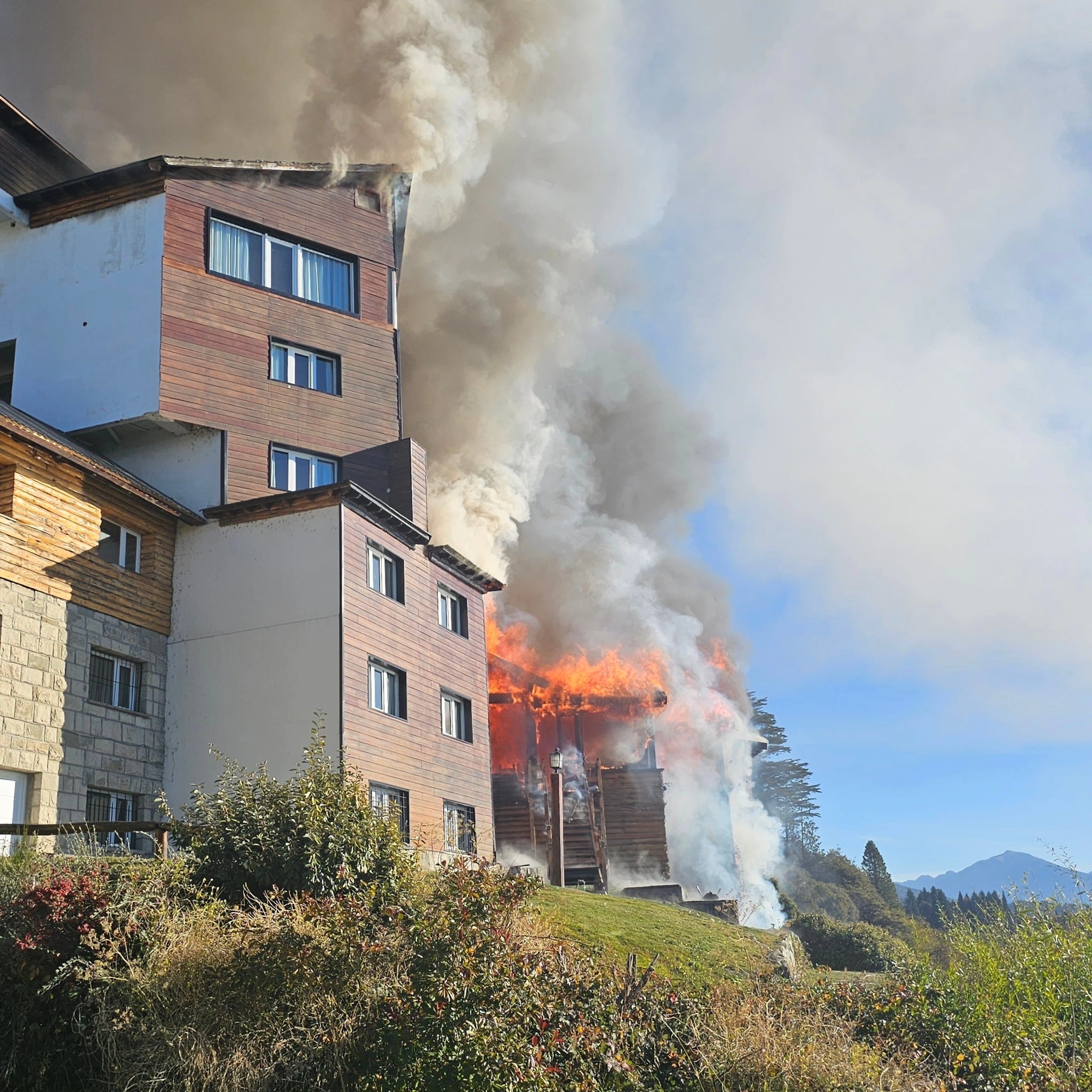 Videos del incendio en el Hotel Huemul en Bariloche se viralizaron en redes sociales por tratarse de un establecimiento turístico reconocido de la Patagonia
