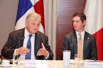 El ministro delegado de Comercio Exterior y Atractivo Económico de Francia, Nicolás Forissier (Izq), junto al viceministro de Relaciones Exteriores, Carlos A. Hoyos, reunidos para impulsar negocios, inversiones y nuevas oportunidades de cooperación bilateral. (Cancillería)