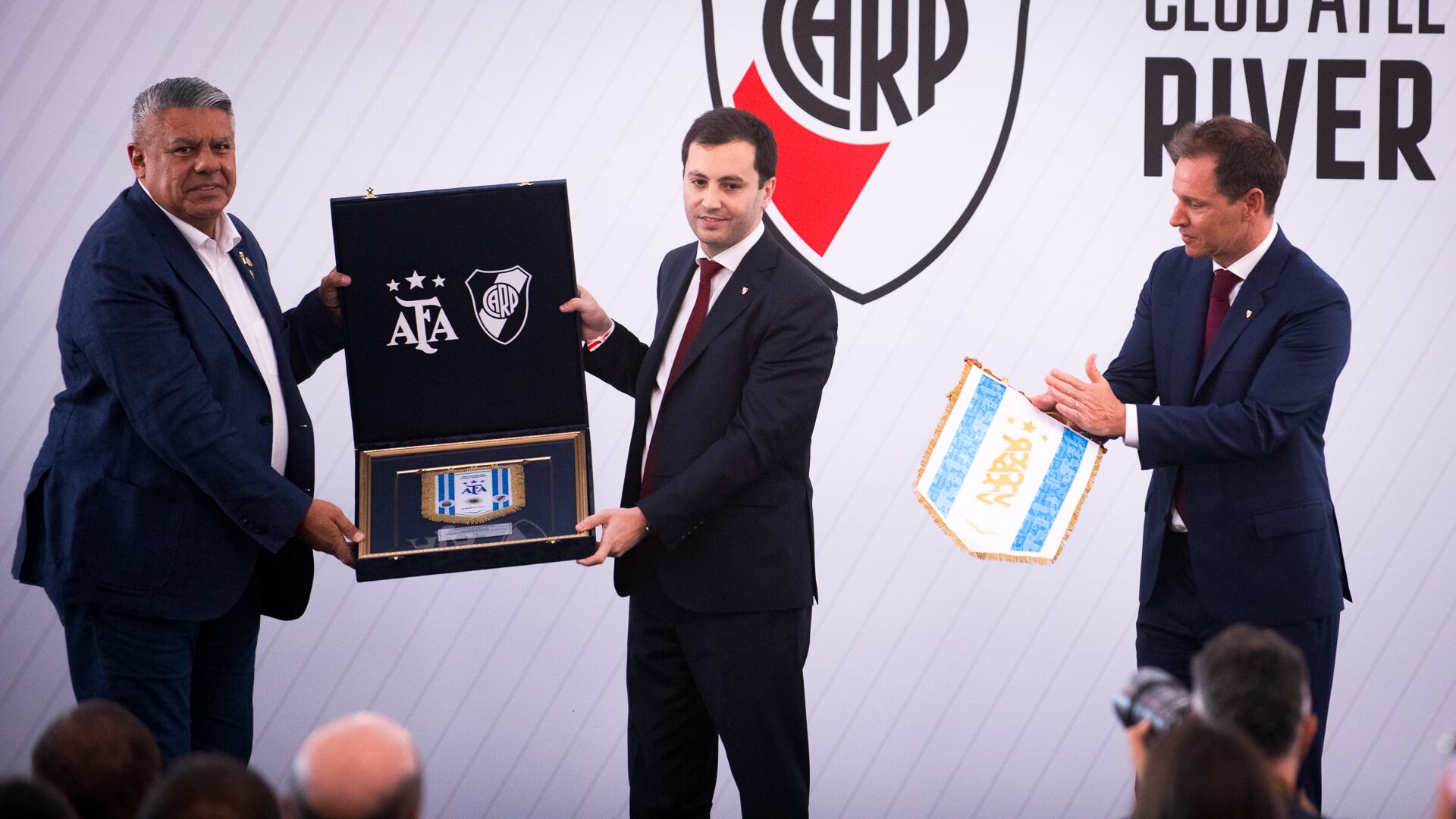 Claudio Tapia, en nombre de la AFA, le entregó una placa conmemorativa al flamante presidente de River Plate, Stéfano Di Carlo (foto: Jaime Olivos)