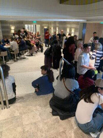 Pasajeros sentados en los pasillos