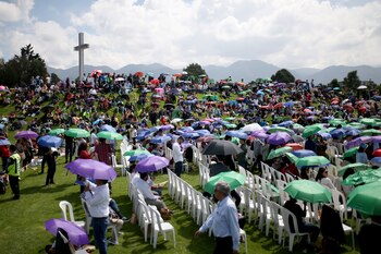 Cientos de personas se acercaron a la plaza Simón Bolívar para acompañar a Clara López (REUTERS/Luisa Gonzalez)