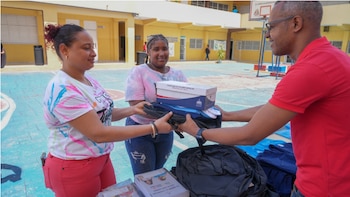 La utilería gratuita y el uniforme oficial reducirían la carga de los hogares, mientras más de 1.4 millones de hogares esperan el retiro coordinado por cada plantel del sistema público. (Cortesía: Gobierno de República Dominicana)