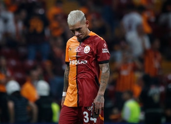 El mediocampista del Galatasaray sigue a Uruguay en el Mundial como un hincha más tras quedar fuera de la convocatoria (REUTERS/Dilara Senkaya)