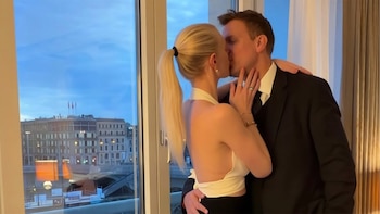 Maxi López celebró su cumpleaños en Suiza con Daniela y su hijita, Elle: el apasionado beso, brindis y elegancia