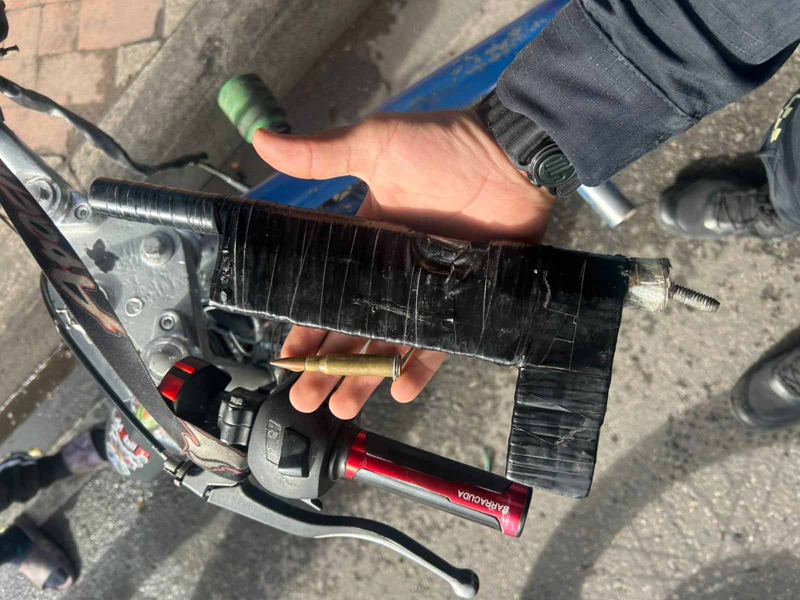 Capturan a extranjero que intimidaba con arma de fuego a su pareja en Bogotá: intentó huir en un bicitaxi