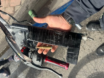 Durante el registro policial hallaron una pistola artesanal y un cartucho en un bolso negro - crédito Mebog