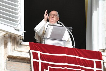 El papa durante el rezo del Angelus este lunes (Vatican Media/REUTERS)