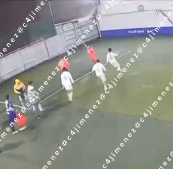 Jugadores y espectadores corrIeron hacia el agresor armado, lo embistieron en el terreno de juego y le quitaron la pistola. (Crédito: @c4jimenez)