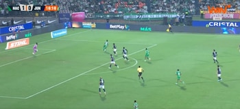 Este es el momento en el que Andrés Felipe Román recibe el balón de James Rodríguez para hacer su gol ante Junior de Barranquilla - crédito Win Sports TV