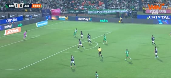 Este es el momento en el que Andrés Felipe Román recibe el balón de James Rodríguez para hacer su gol ante Junior de Barranquilla - crédito Win Sports TV