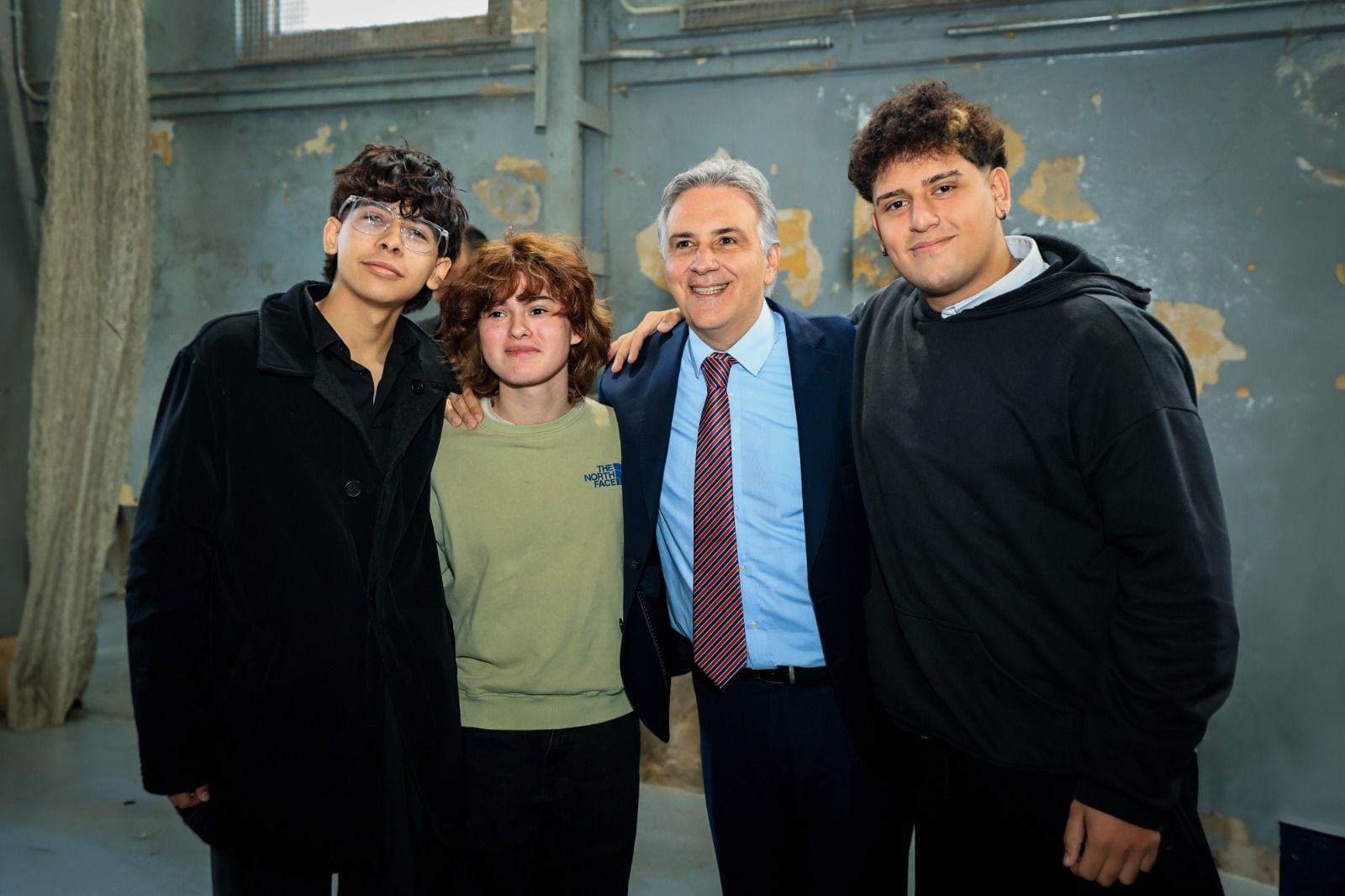 El gobernador de Córdoba, Martín Llaryora, junto a un grupo de jóvenes (Gobierno de Córdoba)