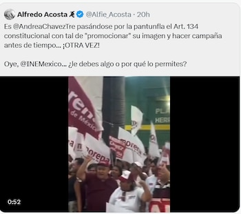 Una multitud de personas reunidas al aire libre, con banderas del partido Morena y carteles políticos, en un evento público