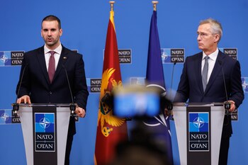 El secretario general de la OTAN, Jens Stoltenberg (D) y el primer ministro de Montentegro, Milojko Spajic (I), hoy en la sede de la alianza Atlántica. EFE/EPA/OLIVIER MATTHYS