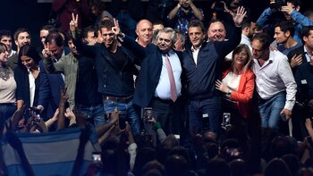 Alberto Fernández acompañó ayer a Sergio Massa en su cierre. Los dos hablaron del día después de las elecciones (Prensa Frente Renovador)