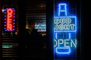 Clientes en un bar en