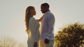 La estrella del fútbol que se casó a los 18 y un año después espera por su primer hijo: el tierno posteo en las redes sociales