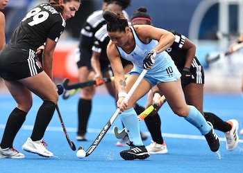 Maria Granatto frenta a Samantha