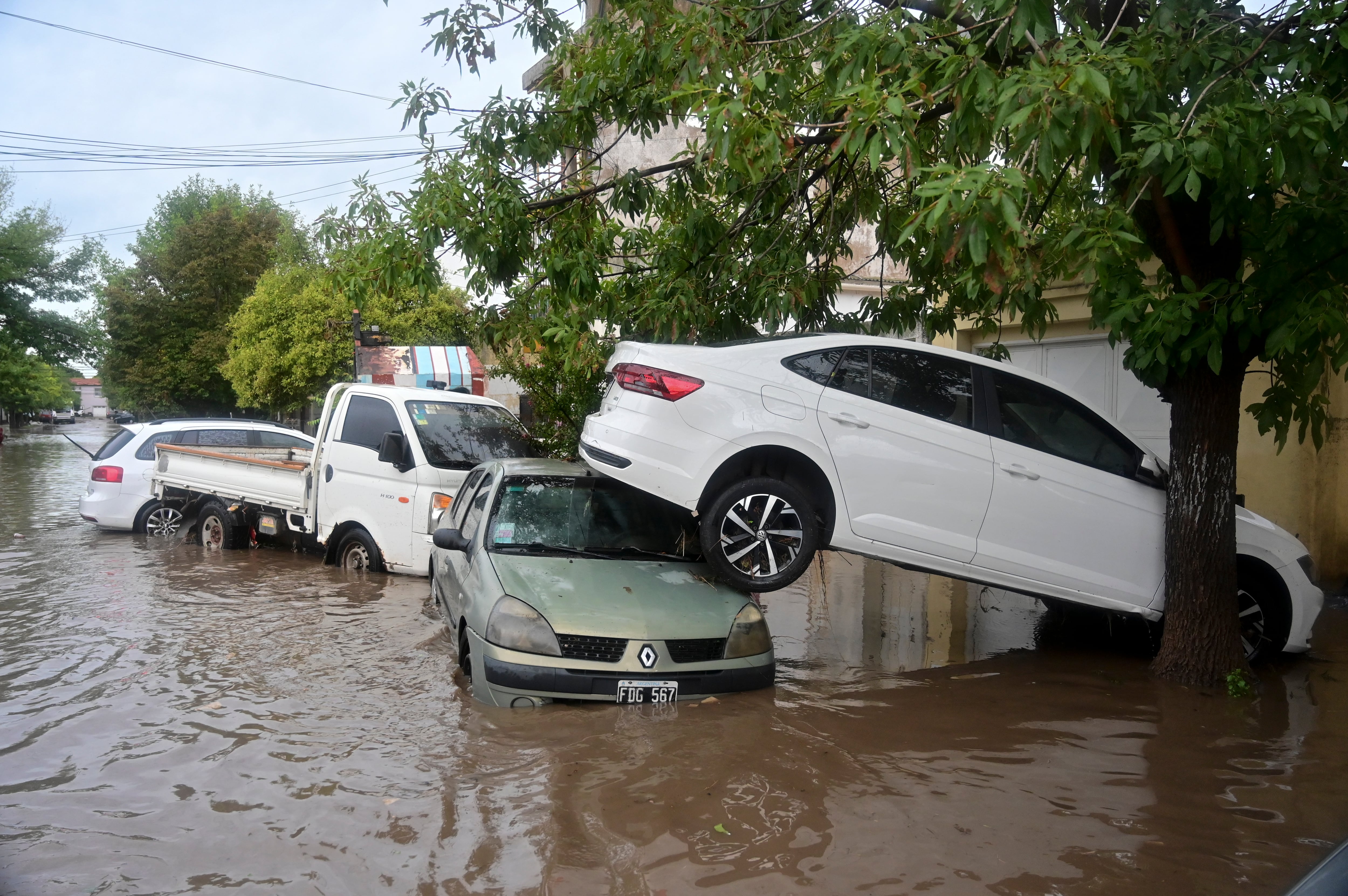 Vehículos amontonados, producto de la correntada de agua tras las trágicas inundaciones del 7 de marzo de 2025 en Bahía Blanca (AP Foto/Juan Sebastian Lobos)