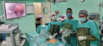 Domínguez, en plena cirugía con