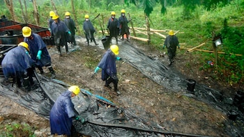 Trabajadores limpian un derrame de