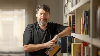 El libro que desnuda a los funcionarios que ostentan el poder real en España con el carnet de los más listos: “Han creado un Estado dentro del Estado”