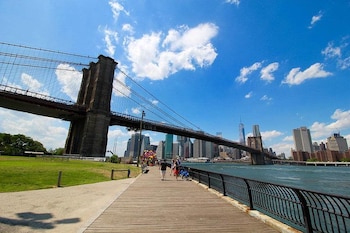El parque costero ofrece senderos, muelles y vistas privilegiadas de los puentes de Brooklyn y Manhattan.