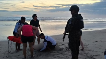 El Salvador: Rescatan a cuatro personas y reportan una fallecida tras ser arrastradas por corriente en playa Costa del Sol