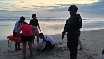 Una mujer murió en la playa de Costa del Sol y otras cuatro personas fueron trasladadas de urgencia a un centro asistencial. (Cortesía: Fuerza Armada)