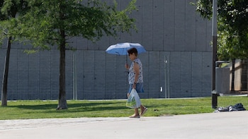 El calor pone en aviso este domingo a media España, con tormentas fuertes en Castilla-La Mancha, Galicia y Cantábrico