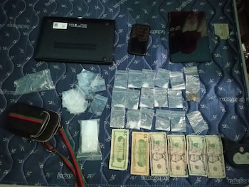 El operativo dejó el decomiso de porciones de droga, cinco teléfonos celulares, una tableta, una computadora portátil y dinero en efectivo. (Cortesía: Fiscalía General de la República)