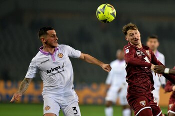 Aleksey Miranchuk del Torino y Emanuele Valeri del Cremonese pelean por el balón en el encuentro de la Serie A en el Estadio Olimpico Grande Torino en Turin, Italia el lunes 20 de febrero del 2023.(Alberto Gandolfo/LaPresse via AP)