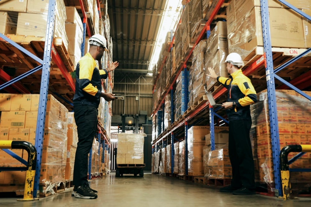 Las organizaciones deberían implementar cuatro pilares estratégicos respaldados por las mejores prácticas globales del sector: adopción de métricas unificadas; visibilidad e integración tecnológica; planificación conjunta de picos de demanda y logística inversa; y cultura de empatía operativa e inmersión cruzada (Foto: Shutterstock)
