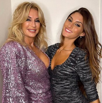 La panelista también posó junto