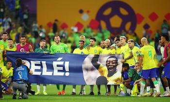 La bandera que mostraron los jugadores brasileños (REUTERS/Kim Hong-Ji)