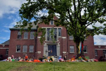 Algunas personas dejaron ofrendas en