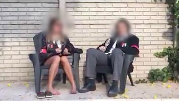 Una de las escenas del video de los alumnos sanjuaninos. Ambos estudiantes lucen insignias nazis en su vestuario