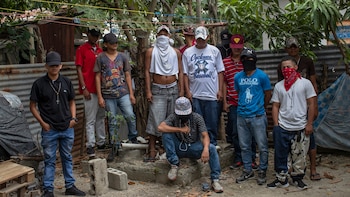 Miembros de la MS-13, una pandilla que ha tomado el control de amplias zonas de San Pedro Sula, Honduras, y que tiene presencia en Estados Unidos, cerca del territorio de Casa Blanca, el 18 de noviembre de 2018. The New York Times siguió a los jóvenes de la pandilla Casa Blanca en ese pequeño rincón de San Pedro Sula, una de las ciudades más mortíferas del mundo, mientras intentaban mantener a raya a maras como la MS-13.(Tyler Hicks/The New York Times)