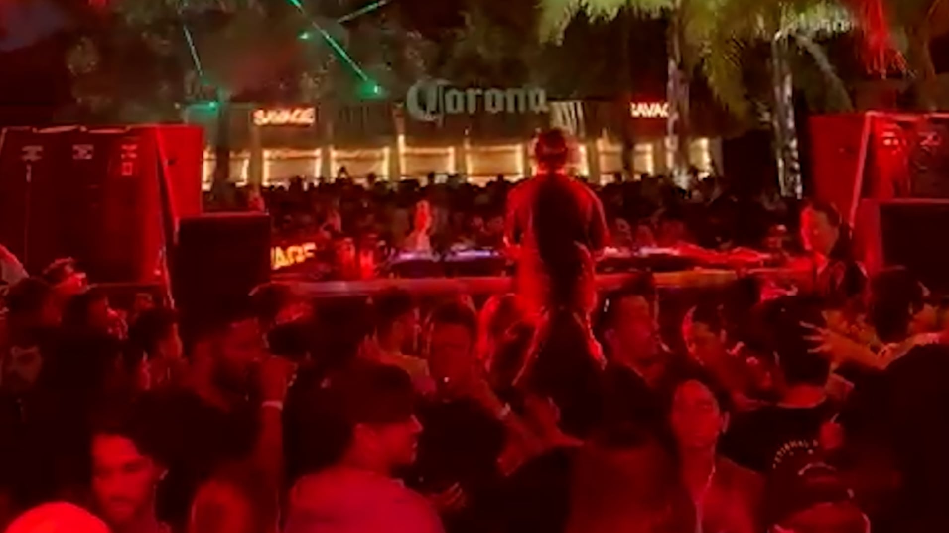 Multitud de personas disfruta de la música y el ambiente en el boliche de Costanera Norte, antes de que ocurriera el lamentable derrumbe (Captura de video)