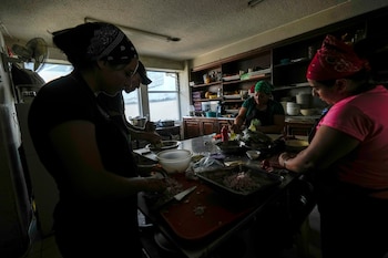 Empleados de un restaurantes intentan