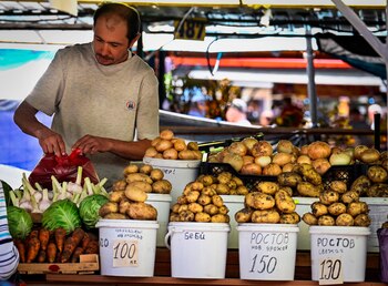 Un vendedor ofrece verduras en