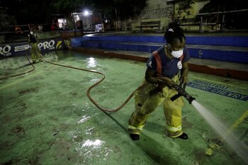 Foto de archivo: Un bombero riega una plaza pública durante una campaña para desinfectar las calles para evitar la propagación del coronavirus en Puerto Príncipe. 24 de marzo de 2020. REUTERS/Andres Martinez Casares