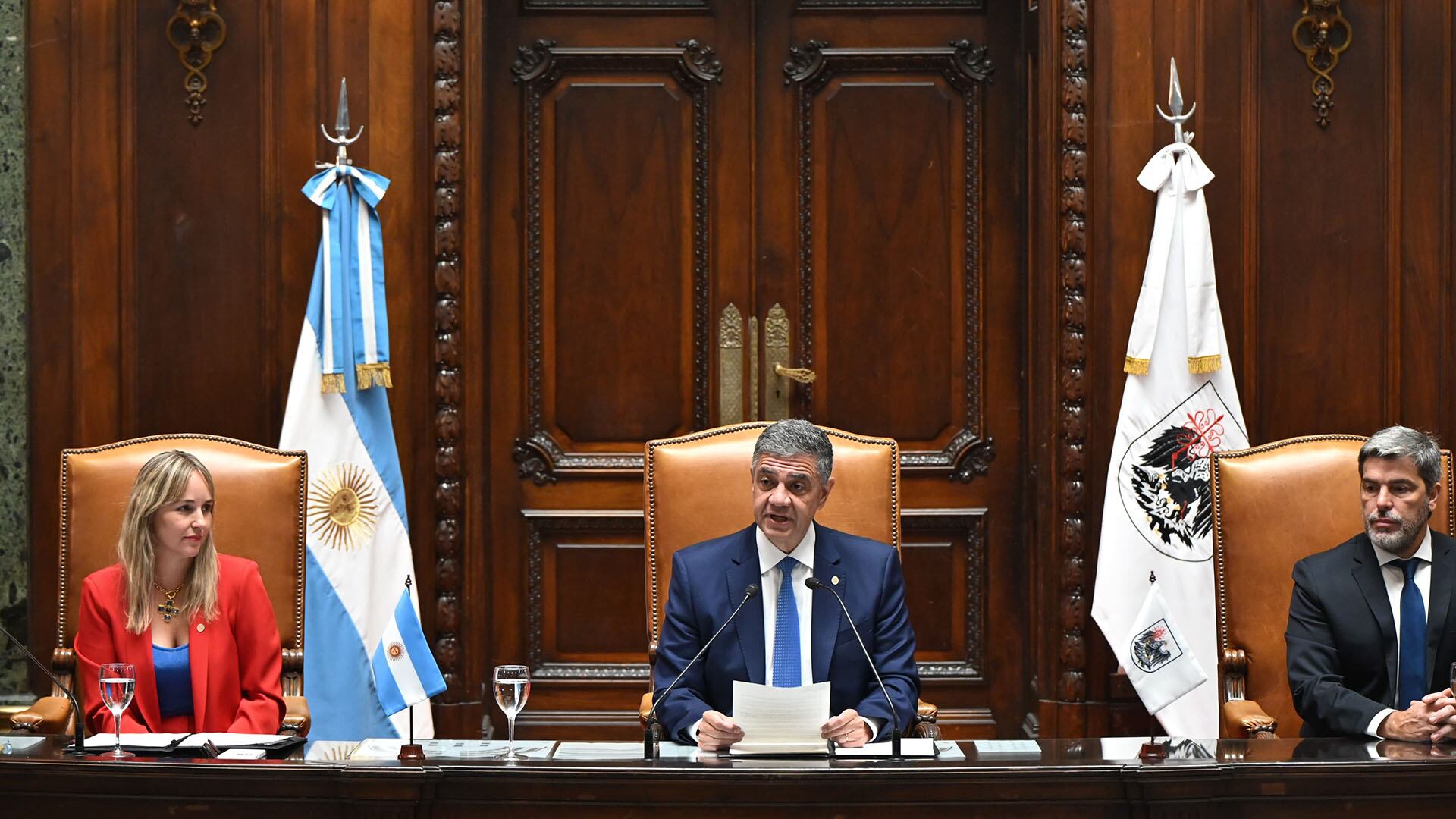 Jorge Macri en la Legislatura porteña. A su izquierda, la vicejefa de Gobierno, Clara Muzzio, y el vicepresidente primero del Parlamento, Matías López