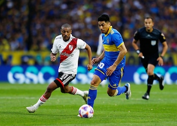 Nicolás De La Cruz disputa el balón ante la mirada de Juan Ramírez