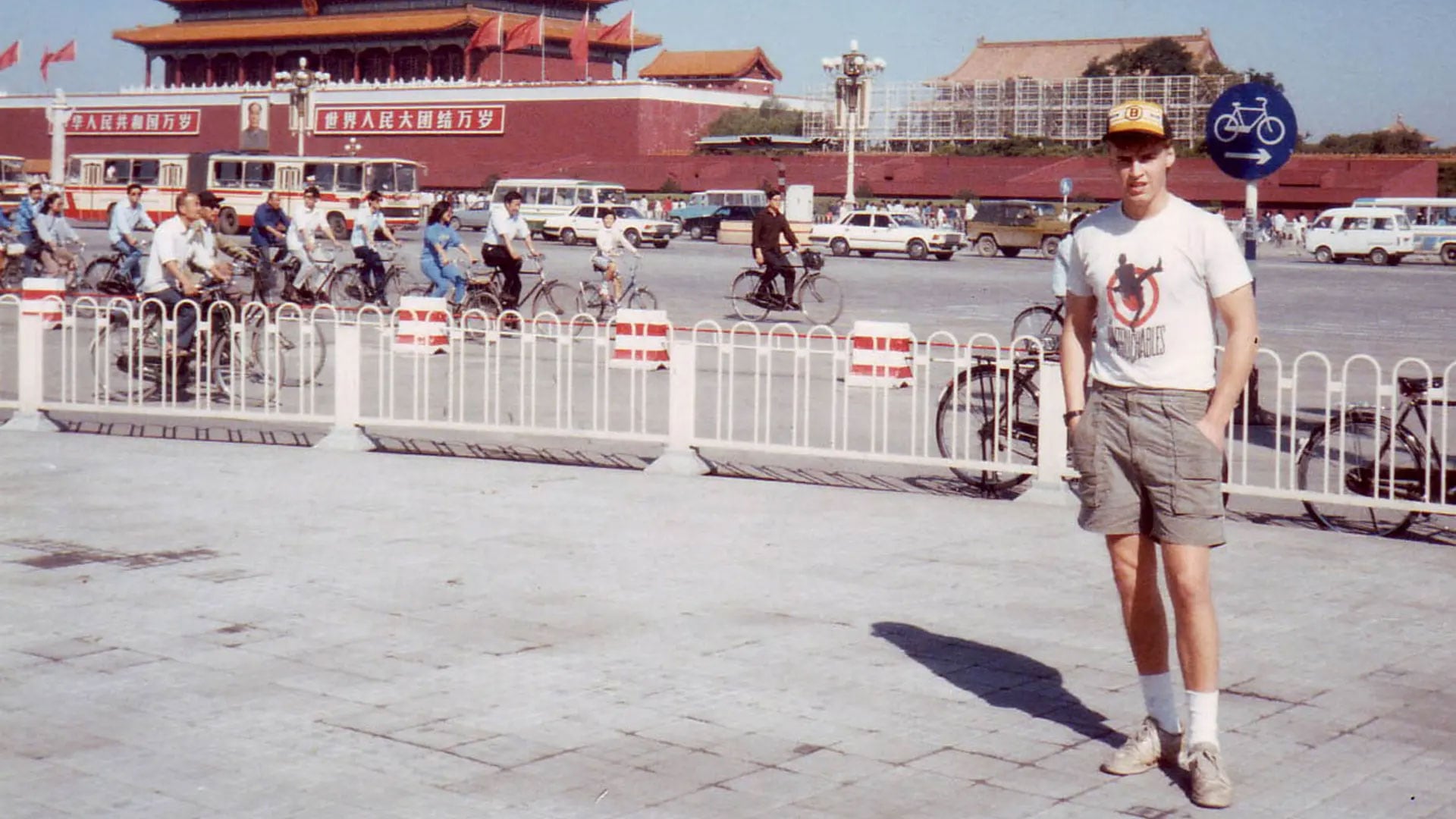 Una fotografía de Kirk Martsen en la Plaza de Tiananmen en 1989. Fue quien ayudó al fotógrafo de Associated Press, Jeff Widener, a sacar clandestinamente el rollo que contenía la ahora icónica fotografía del